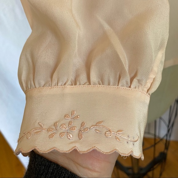 Pure silk hand vtg embroidered notch collar M/L palest peach - Picture 6 of 7